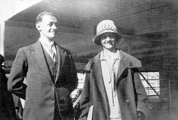 图 9 宾克夫妇在悉尼环形码头（Circular Quay）合影，1928年7月20日。