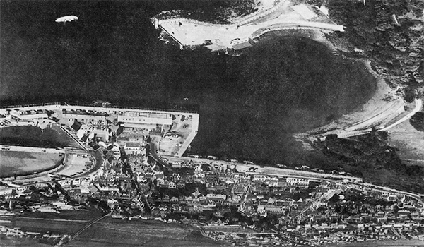 图 12 斯托诺韦（Stornoway）港鸟瞰图。